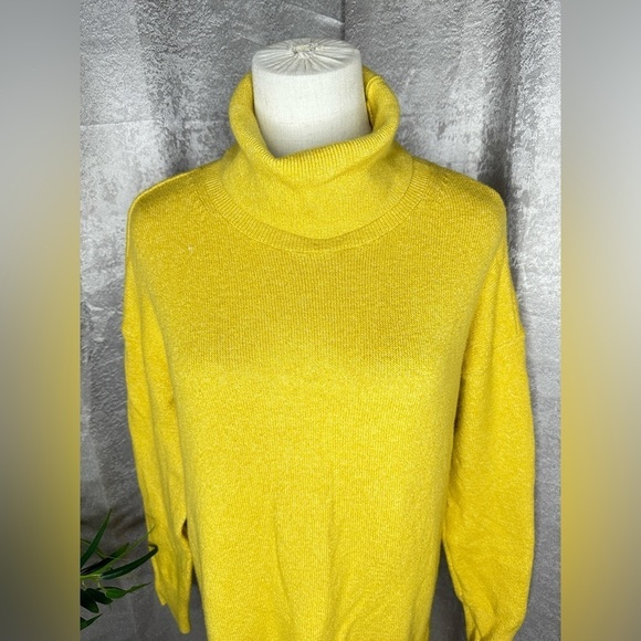 Banana Republic Women’s Turtle Neck Super Soft Knit Sweater in Yellow Sz S - Picture 2 of 9